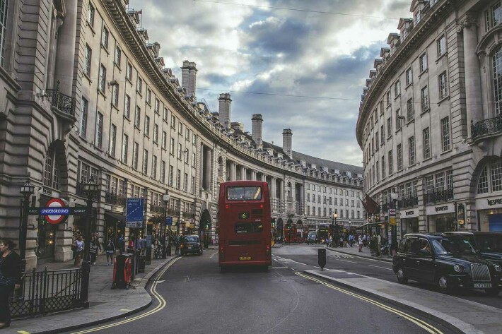https://pixabay.com/photos/london-regent-street-england-street-526246/