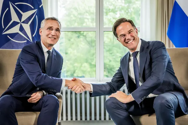 Mark Rutte Crime Puppet naar NAVO