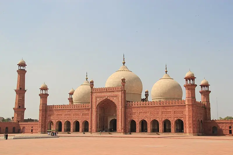 Badshahi Mosque by Mughal Empires https://en.wikipedia.org/wiki/File:Badshahi_Mosque_front_picture.jpg