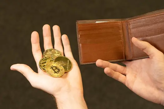 https://commons.wikimedia.org/wiki/File:Crypto_Wallet_-_Cryptocurrency_Medallions_Alongside_Wallet.jpg