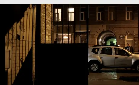 The scene of the main characters' exit to the taxi