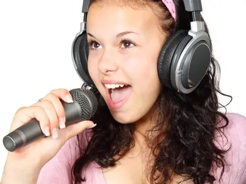 Mujer cantando
