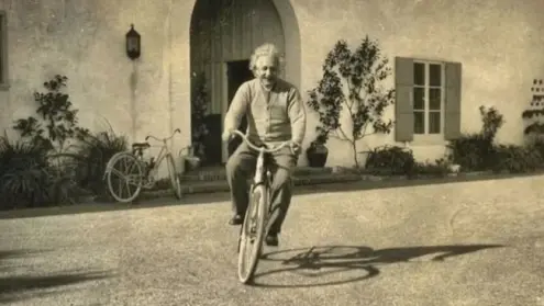 Einstein en bicicleta