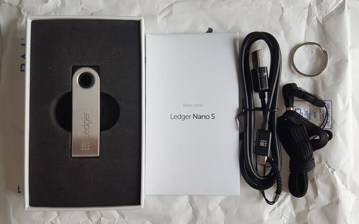 Nano S box content