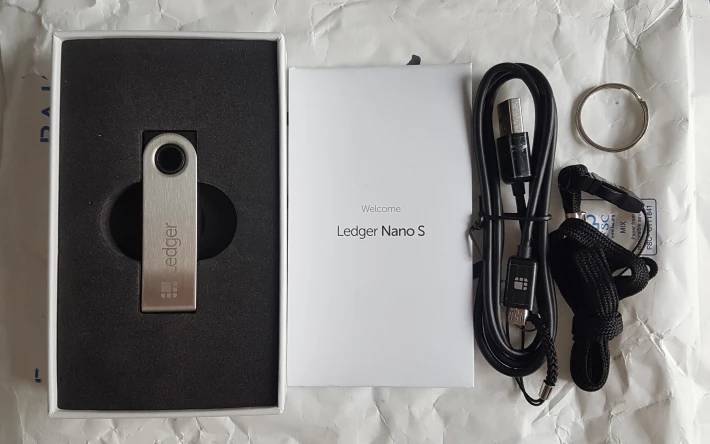 Nano S box content