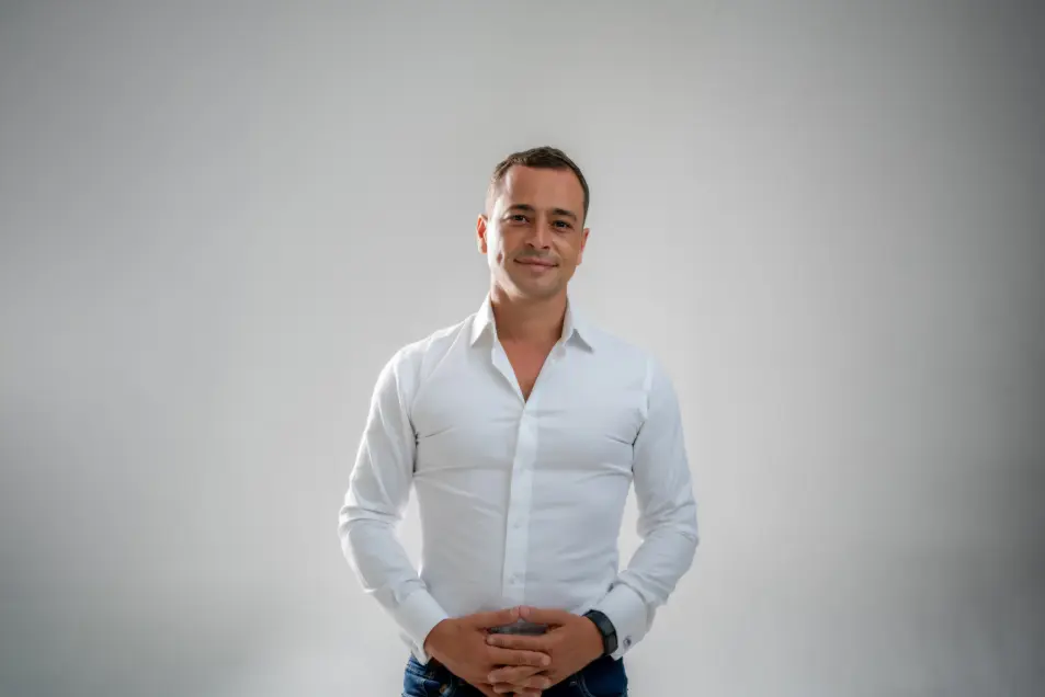 Laurent Terrijn is COO of Ripple, a personal branding agency for ambitious professionals. Author of The Foundation: 30 Lessons That Matter. 🔗 LinkedIn | 🔗 laurentterrijn.com