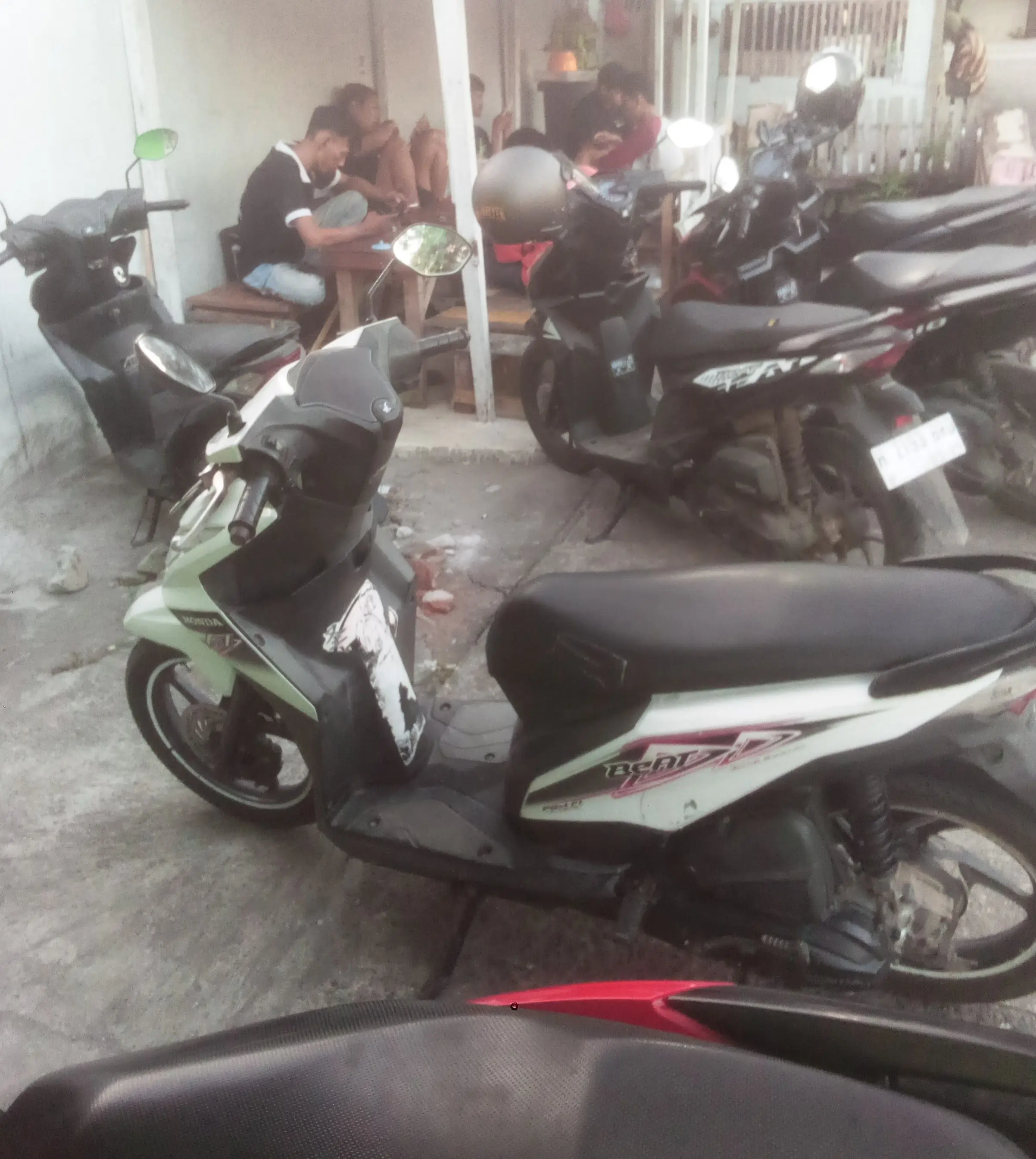 Daily roadside routine of an Indonesian ojol driver and Web3 student in Kendal.