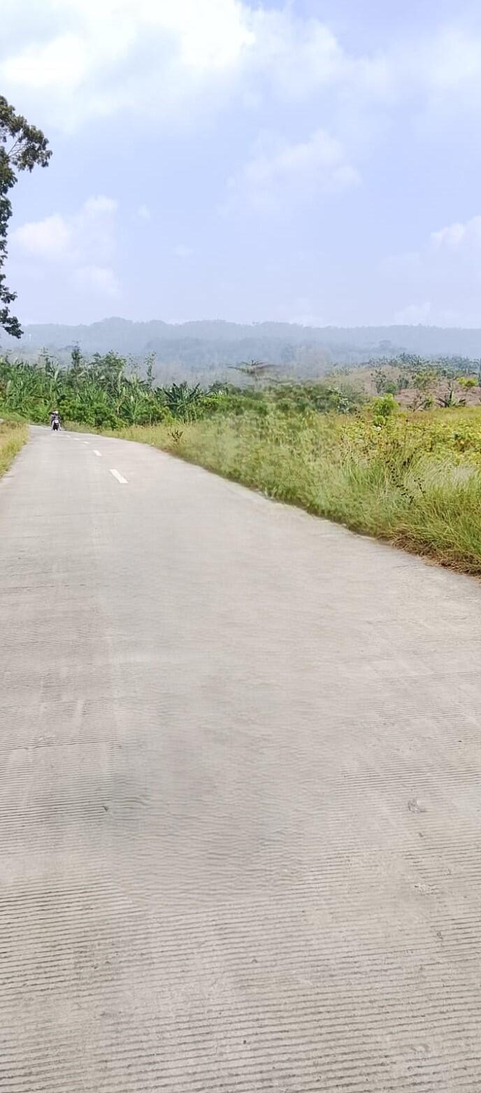 Cruising through the isolated concrete roads of Sojomerto, Gemuh. Turning a remote roadside delivery break into a classroom for the omnichain future.