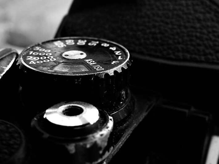 ASA/ISO film speed dial and shutter button - f/5 | 1/40s | 12mm | ISO320