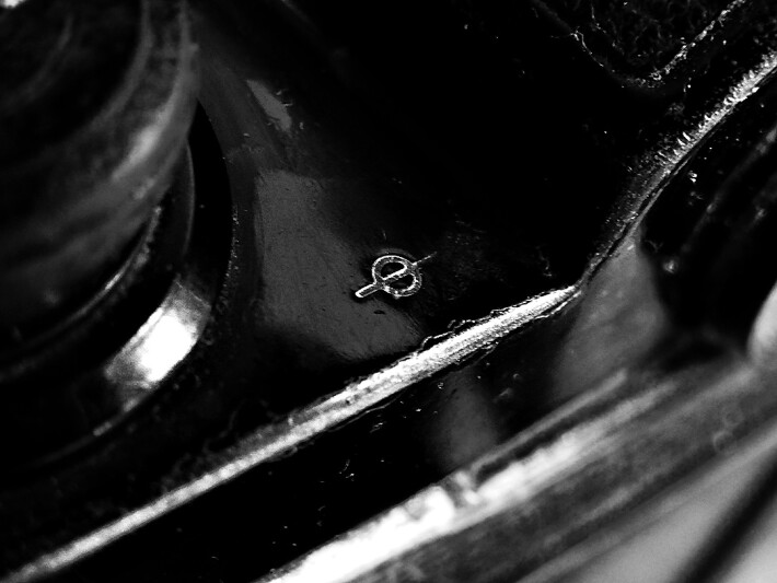 Symbol and an edge of the body - f/5 | 1/8s | 16mm | ISO800