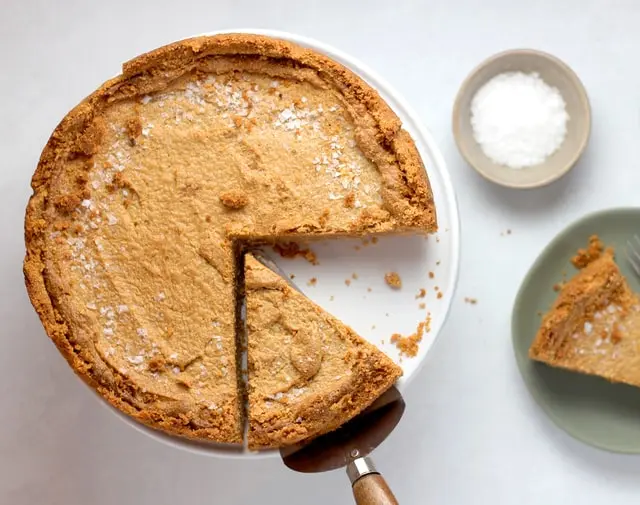 Apple pie on black palte
