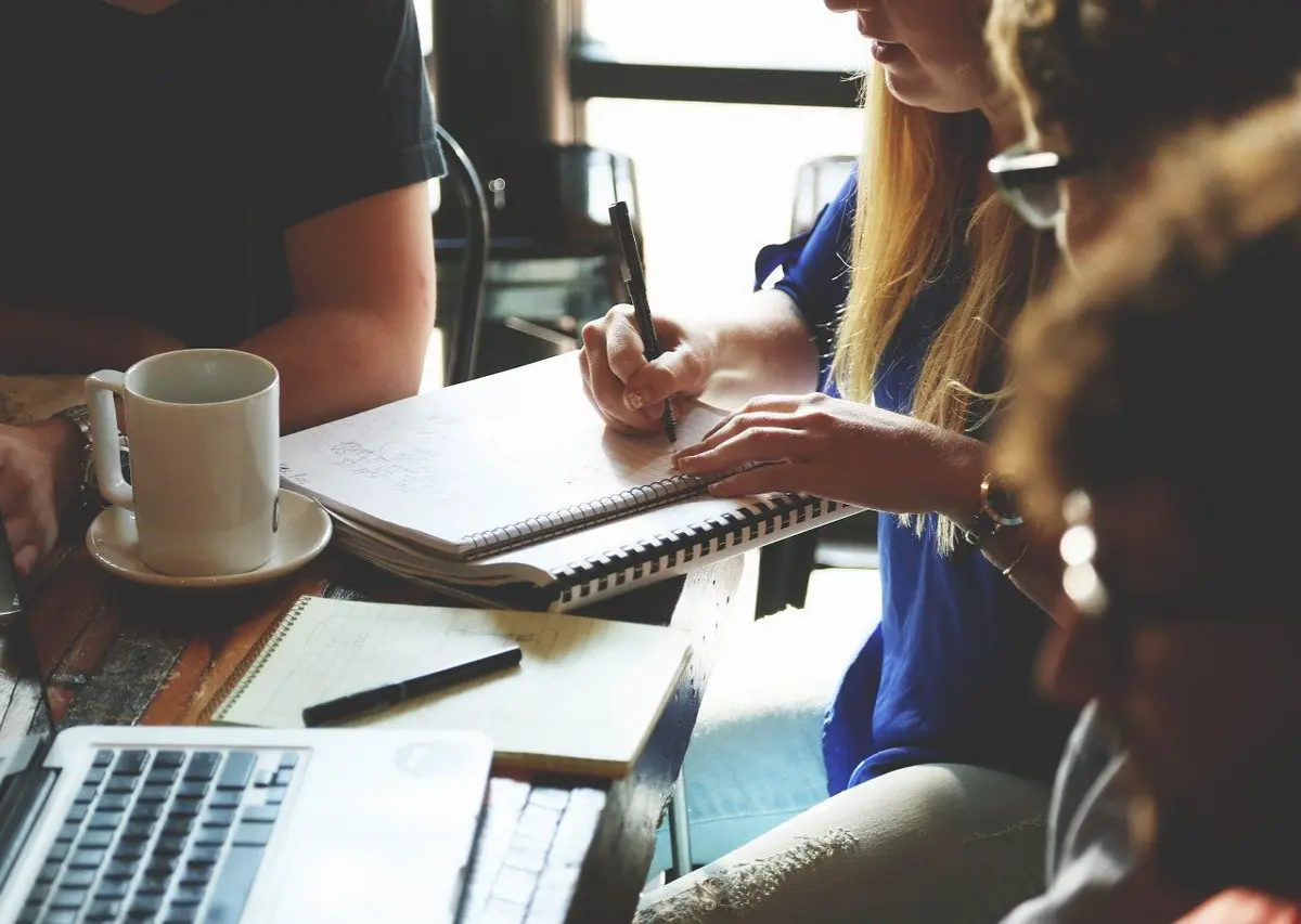 https://pixabay.com/photos/startup-meeting-brainstorming-594090