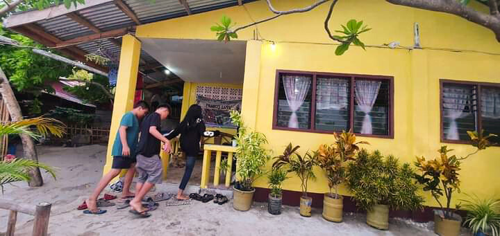this is where they stay overnight at the house of the former student of their Teacher
