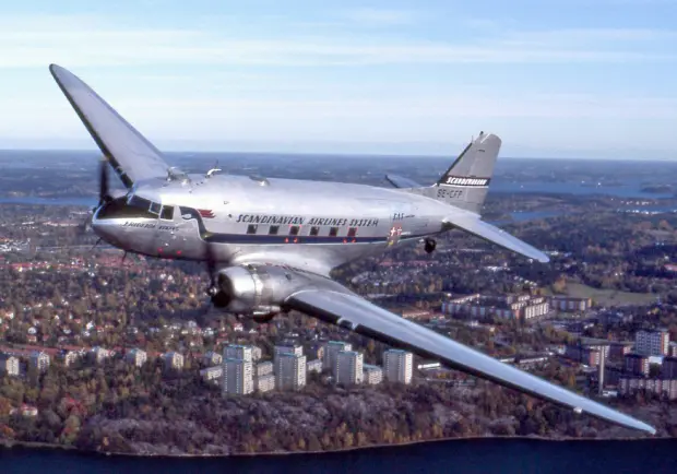 A restored Douglas DC-3 in flight. Photo credit: Towpilot / CC BY-SA (http://creativecommons.org/licenses/by-sa/3.0/)