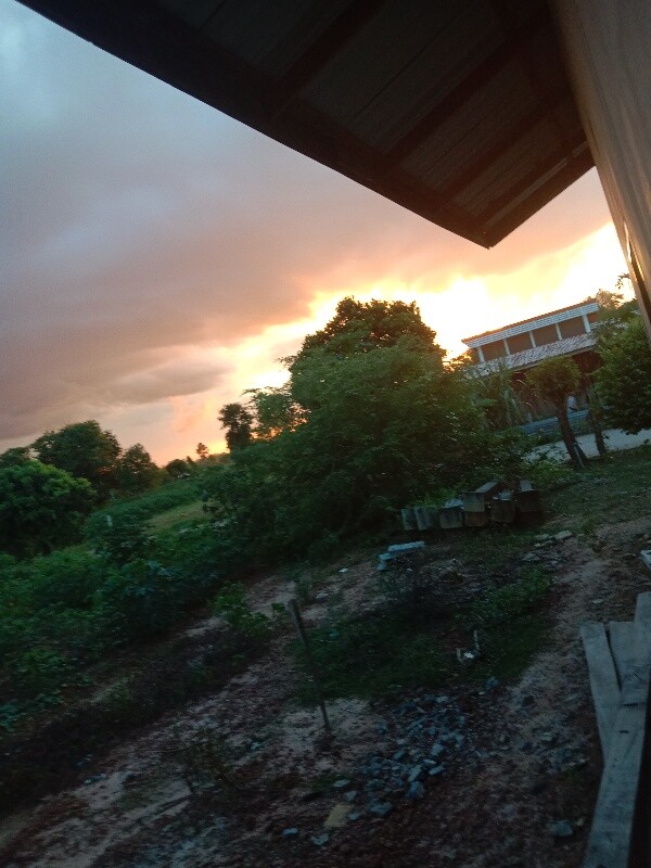 พระอาทิตย์ในมุมมืดที่สวยงาม