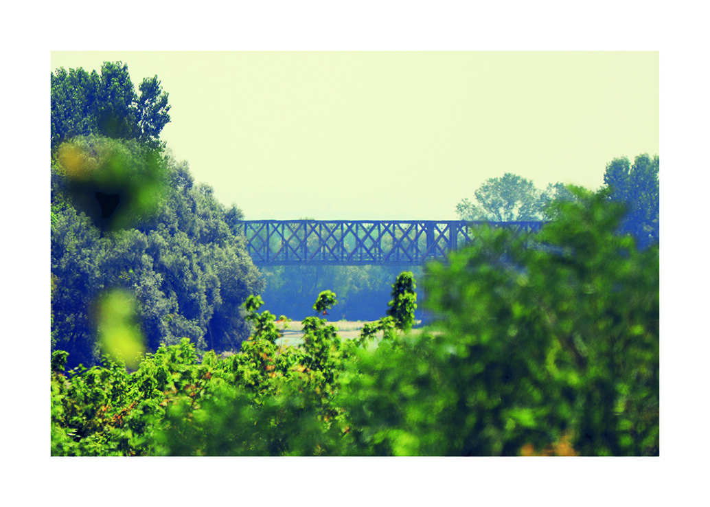 At the exact point where the two great rivers meet - Ticino and Po - the Becca bridge stands, an extraordinary man-made artefact built between 1910 and 1912 on a project by the Swiss engineer Jules Röthlisberger. The bridge connects the city of Pavia to the hilly area called Oltrepo - literally