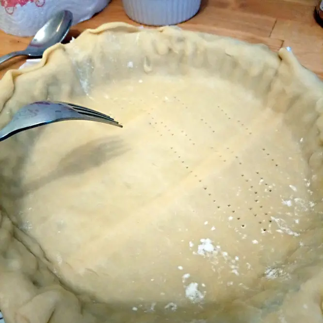 Take a fork and poke holes in the short pastry.