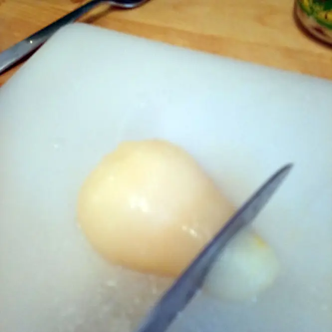 Chop each half pear in slices.