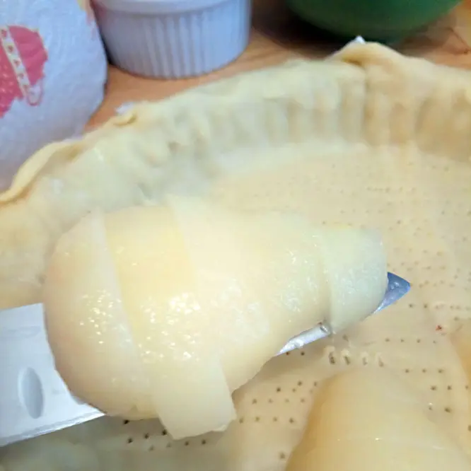 Place the sliced half pears on the pastry.