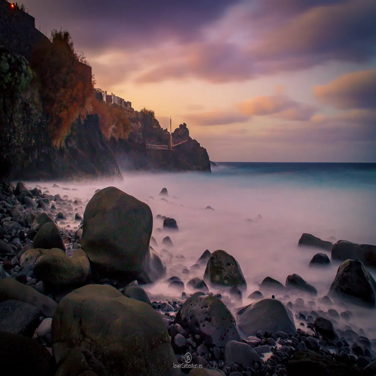 Black beaches · Playas negras
