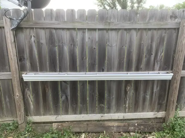 empty gutter hanging