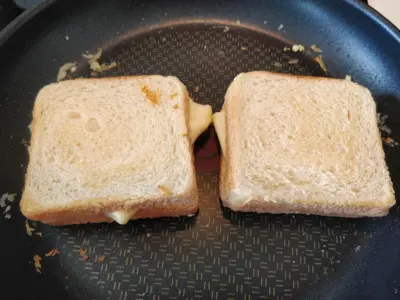 egg sandwich toasting