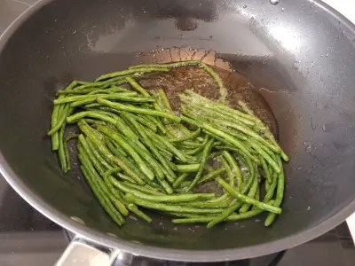 fine beans frying
