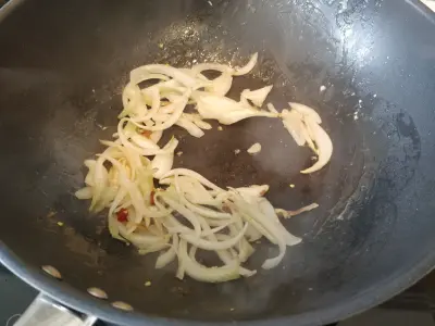 onion chili in wok