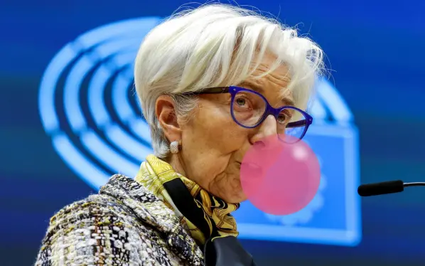 Christine Lagarde adressing the audience about the dangers of bubbles