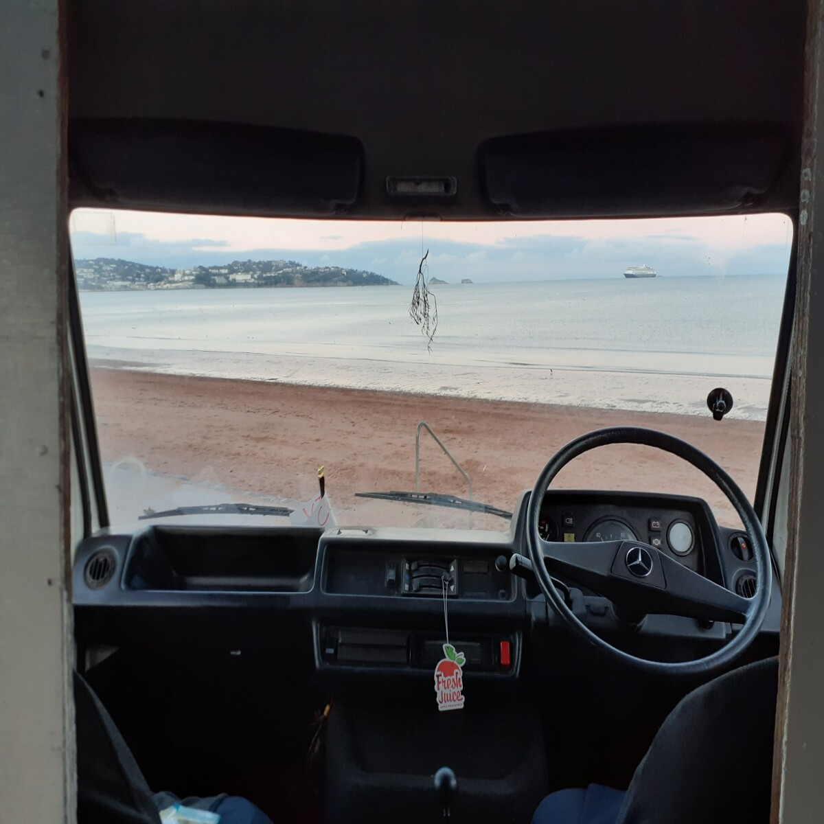 925fdd49eef654523800a4df5039d1a7b8306a7f61caa396b7a0b05e7013e34b.jpg