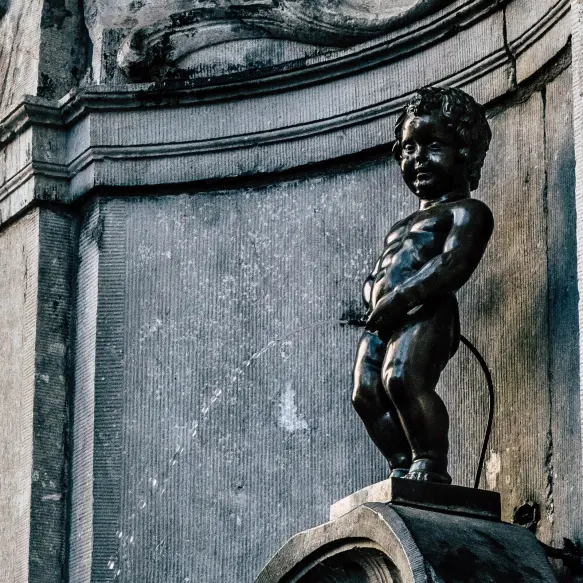 Statue of a pissing kid