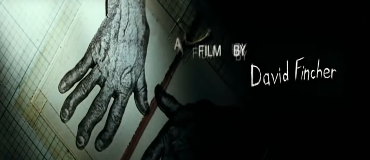 Un título de crédito donde se ve el director de la película.