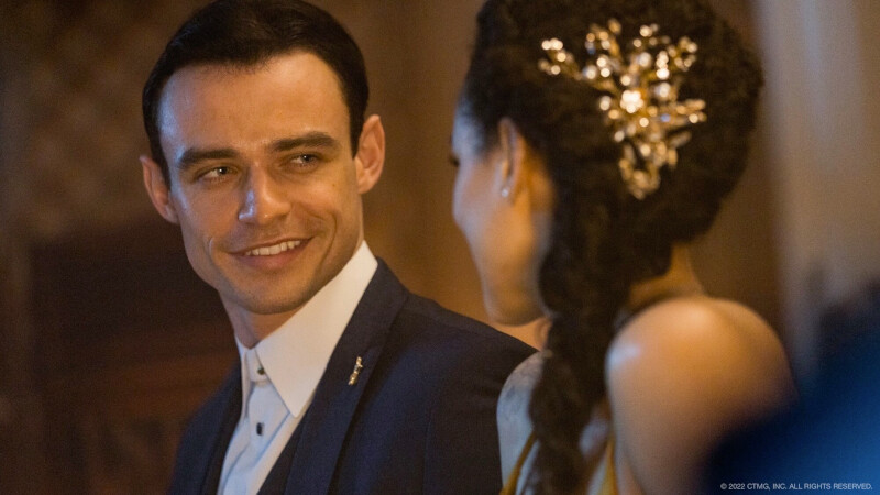 Thomas Doherty as Walter in The Invitation movie