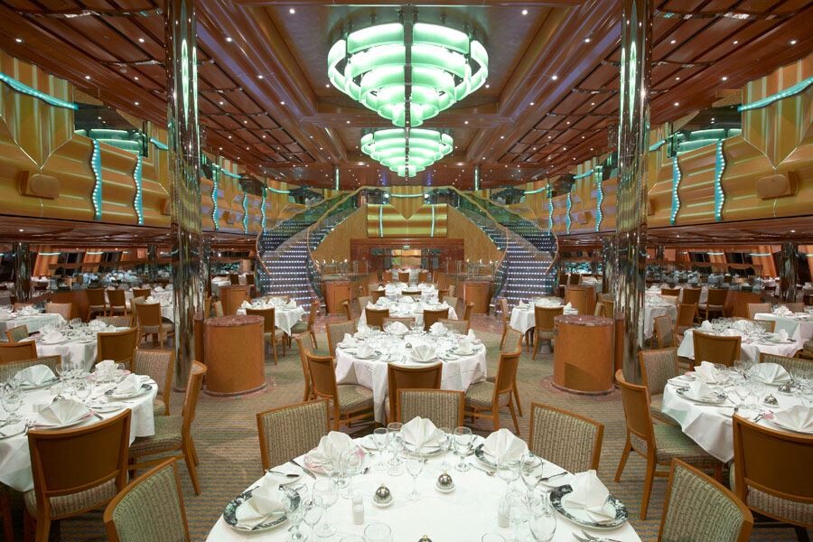 Well, how do you compare? Here I am about the same. The first liner no longer seemed so big compared to the second. The second one is twice as high in the number of decks, even if you count. Let's look at it in more detail. So, the cruise ship