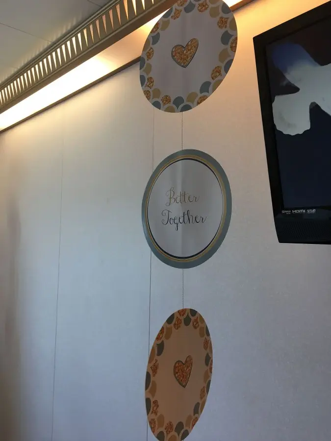 The cabin turned out to be decorated with such a garland with inscriptions.
