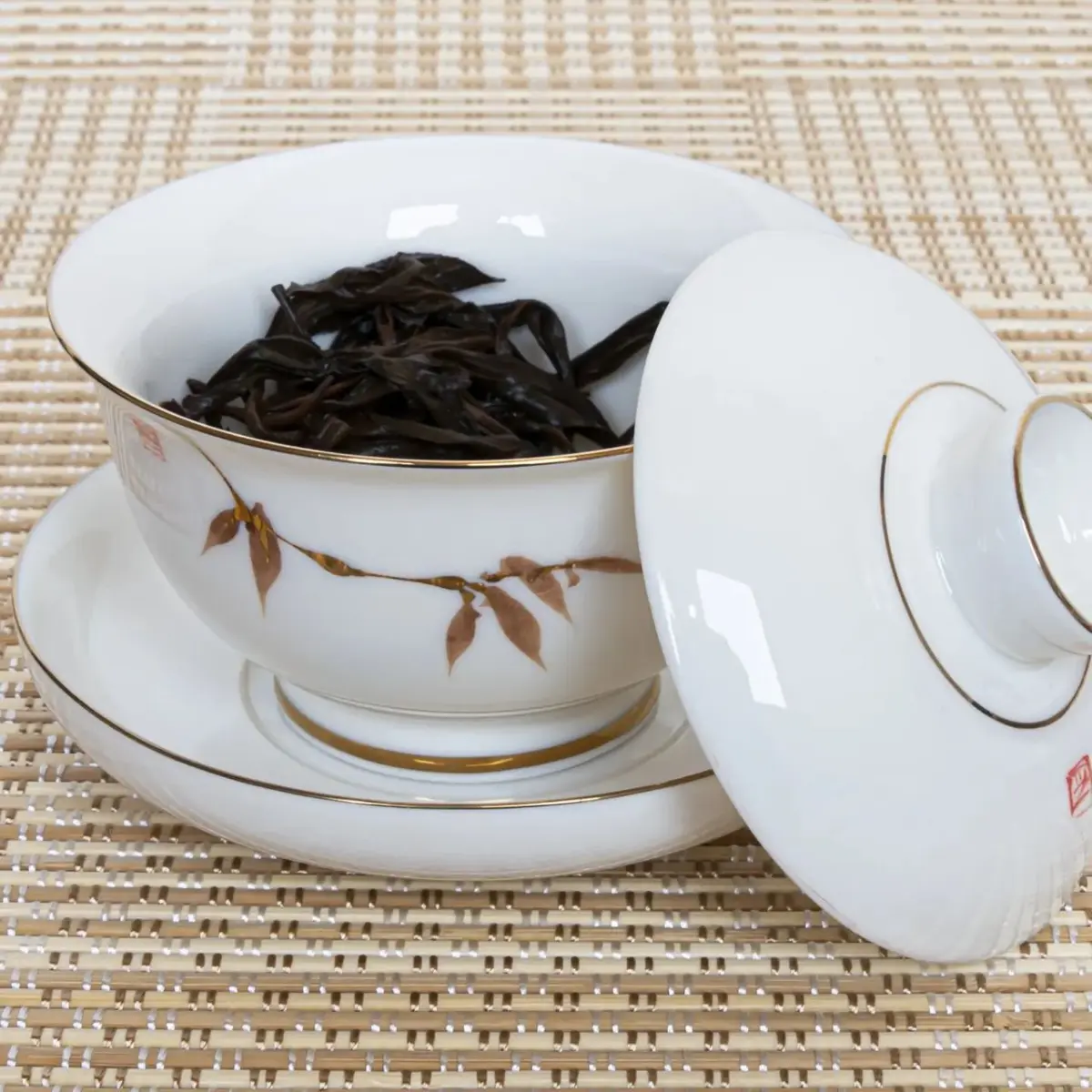 Gaiwan and black tea leaves